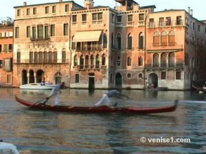 course des gondoliers de la régate historique à Venise ou Regata storica