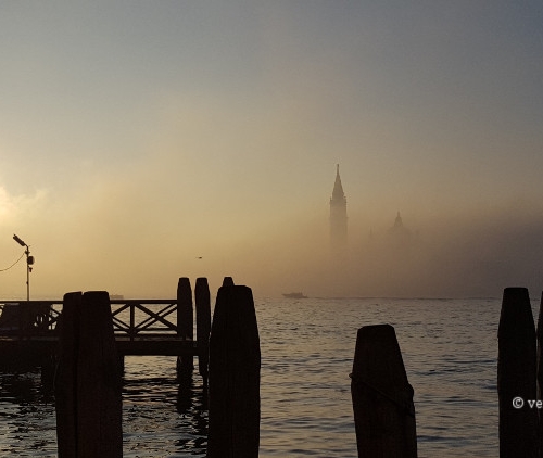 Le bassin de Saint Marc et San Giorgio dans le brouillard