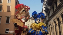 couple-bleu-jaune-rouge-89590528-Samira-Darja