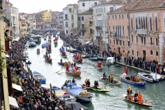 Défilé de barques sur le Grand Canal à Venise