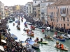 Défilé de barques sur le Grand Canal à Venise