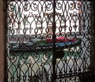 Gondole à travers la grille d'une fenêtre à Venise