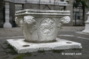 Puits avec abreuvoirs pour les chats de Venise