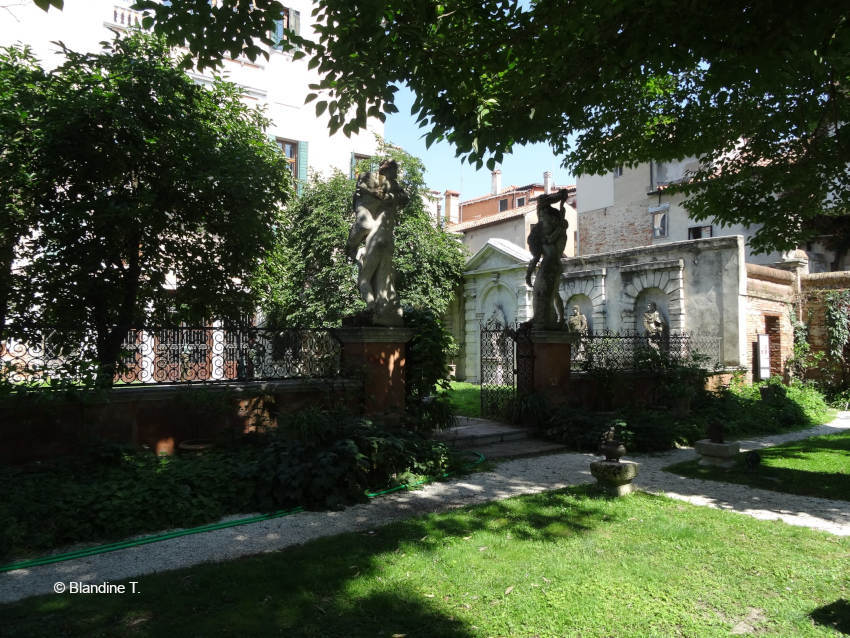 Jardin du palais Sorenzo-Cappello à Venise