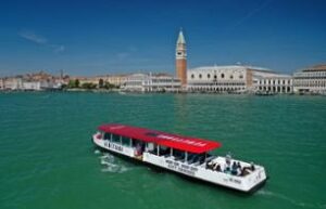 bateu à arrêts multiples pour visiter Venise