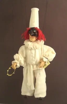 Polichinelle blanc de la commeida dell'arte parmi les marionnettes vénitiennes